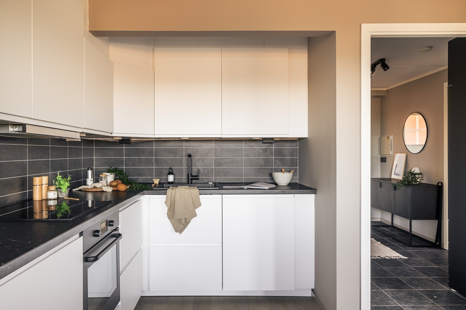 Det er integrert platetopp, stekeovn, oppvaskmaskin og kjøl/fryseskap fra IKEA | Galleribilde