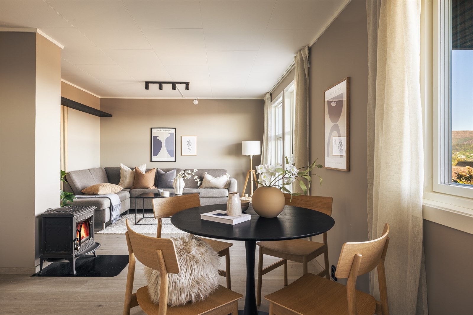 Den åpne løsningen gir god plass til både sofagruppe og spisebord | Galleribilde