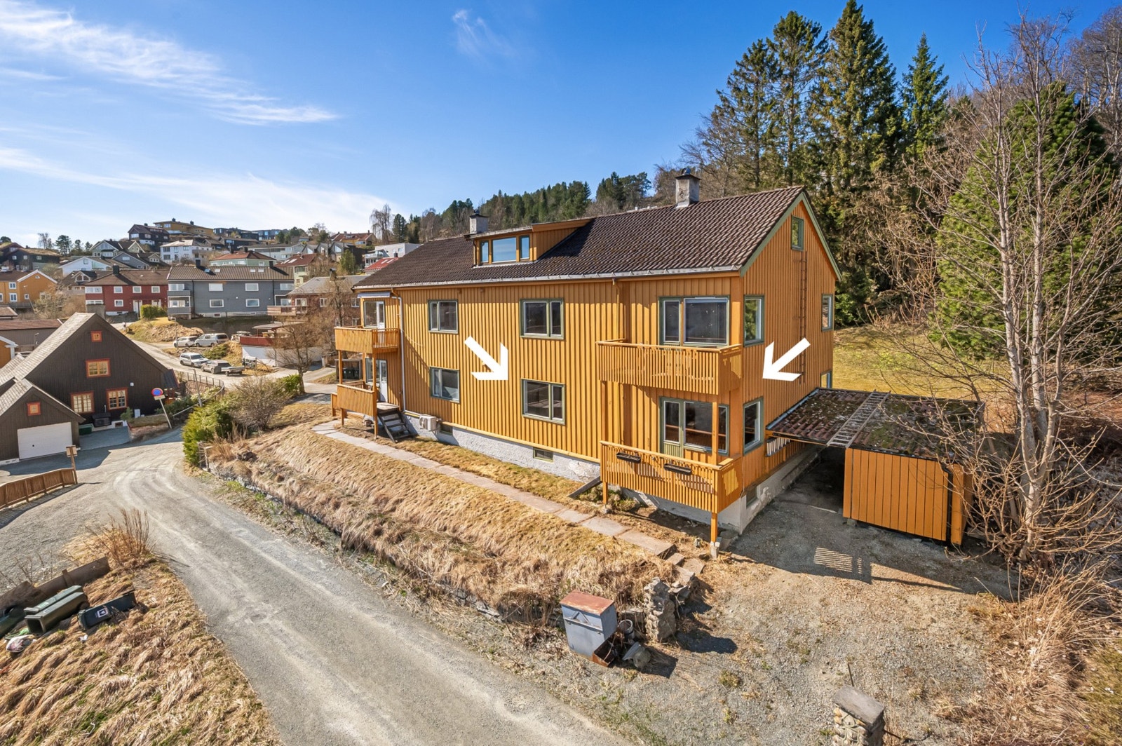 Seksjonen disponerer en egen parkeringsplass utendørs ved innkjørselen til bygget. Galleribilde