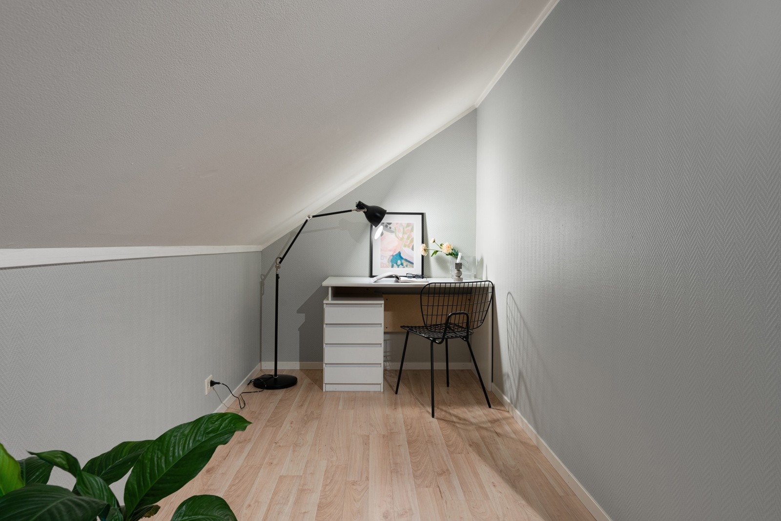 Praktisk arbeidsplass med plass til skrivebord. Galleribilde