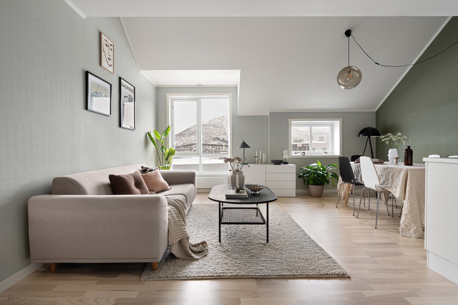 Lys og romslig stue med moderne preg, gode møbleringsmuligheter. Galleribilde