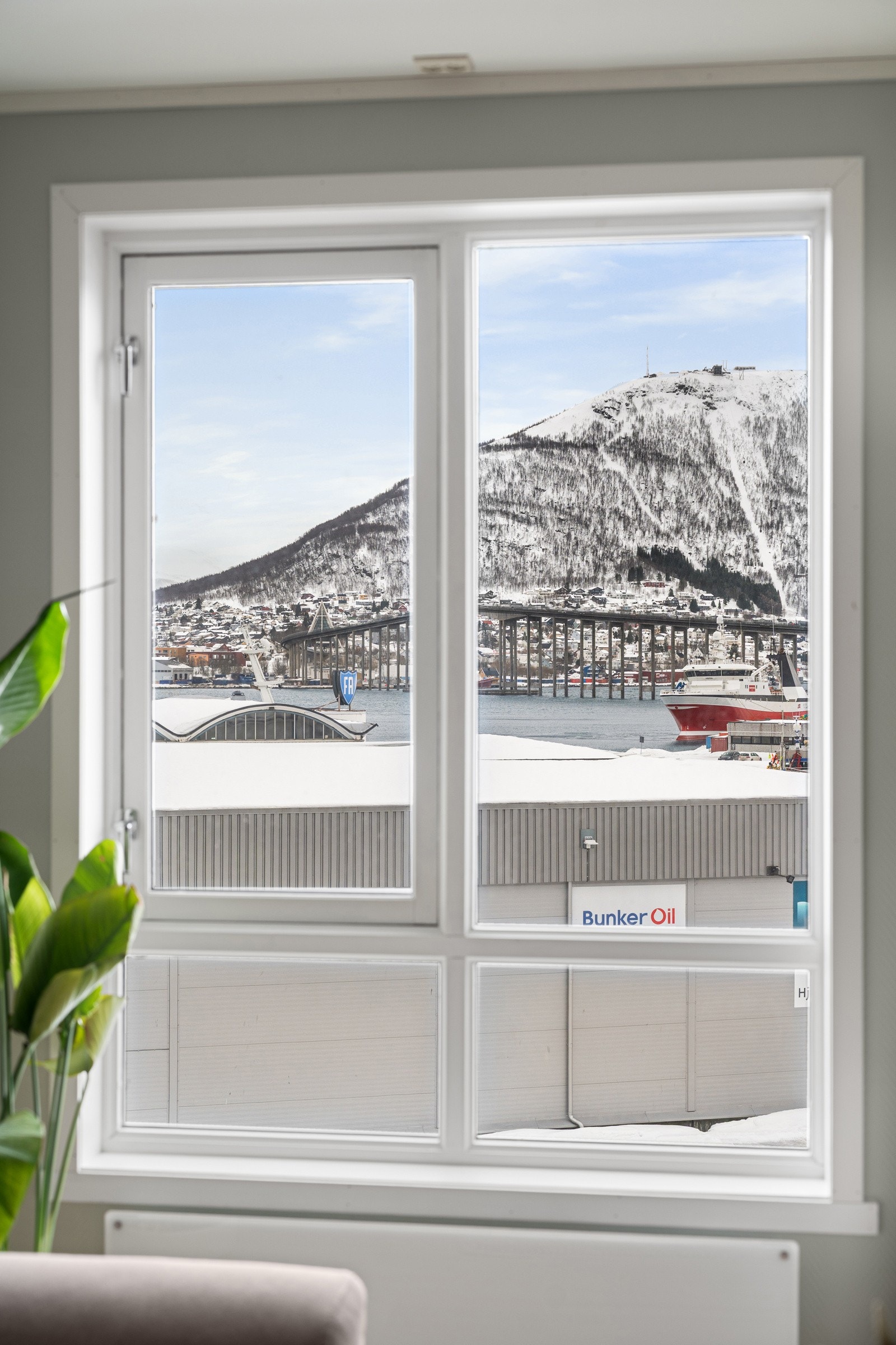 Flott utsikt med gode lysforhold gjennom store vindusflater. Galleribilde