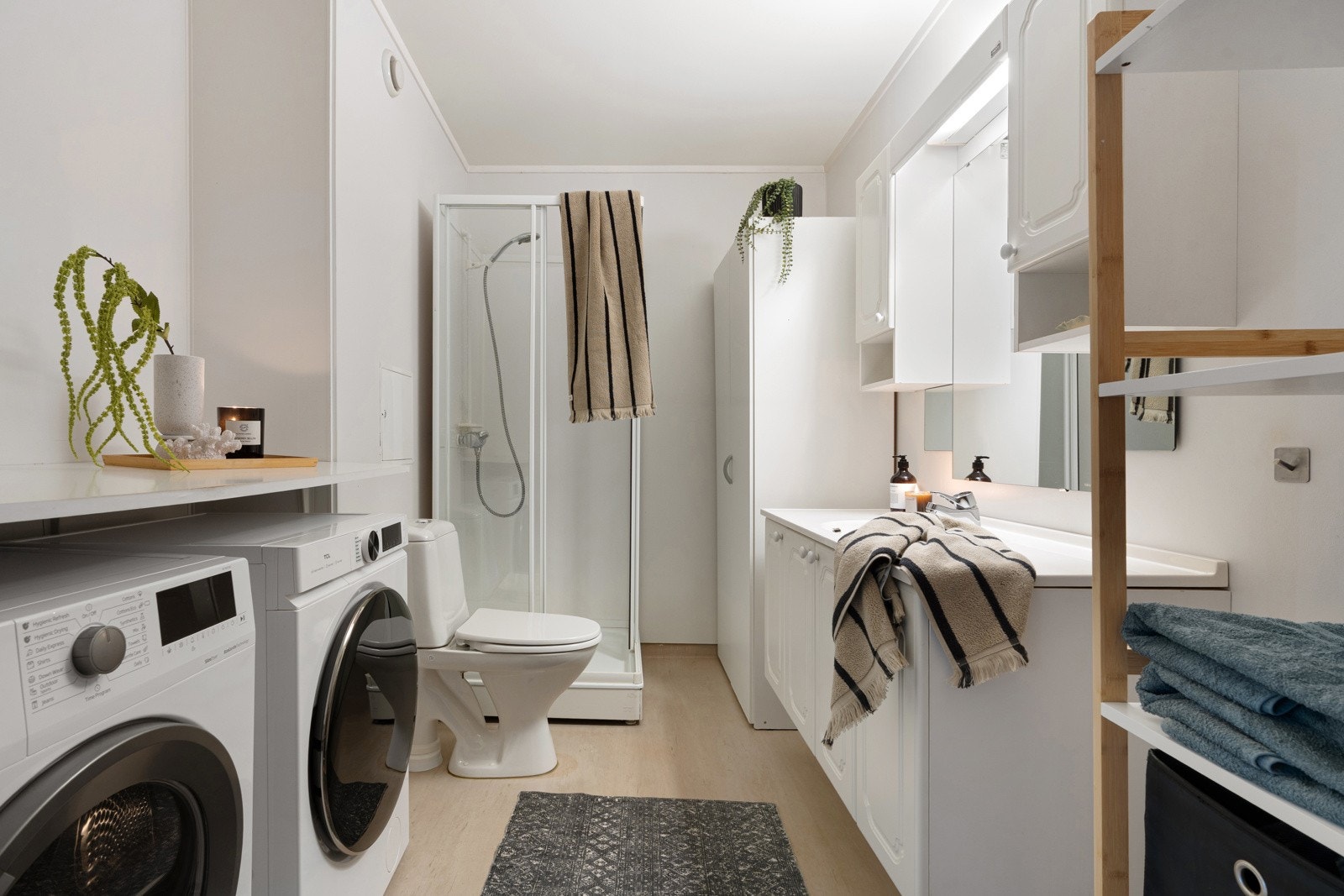 Flott bad med gode oppbevaringsmuligheter. Galleribilde