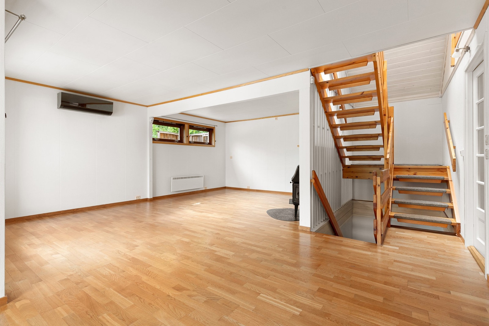 Stue med trappe til loft og underetasje Galleribilde