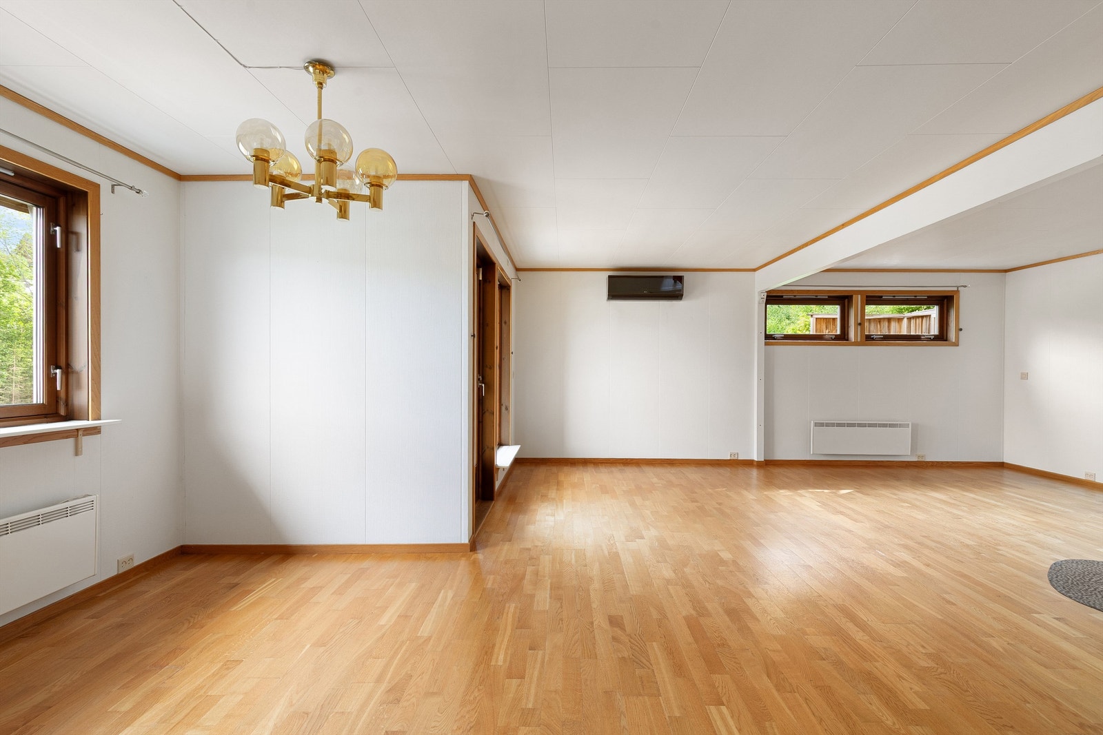 Stor og lys stue med god plass til sofagrupper og spisestue - Bilder ved Eiendomsfoto AS Galleribilde