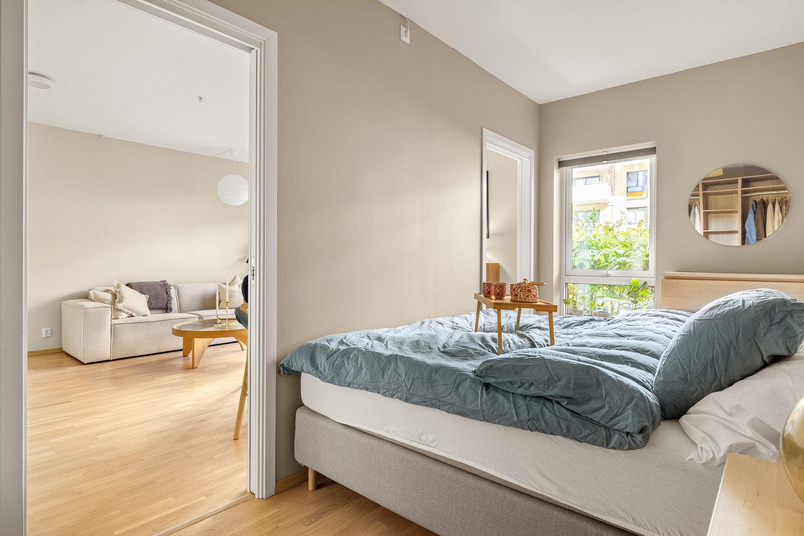 Her er det god plass til en stor seng med nattbord på hver side, samt oppbevaringsplass i en praktisk garderobe. Galleribilde