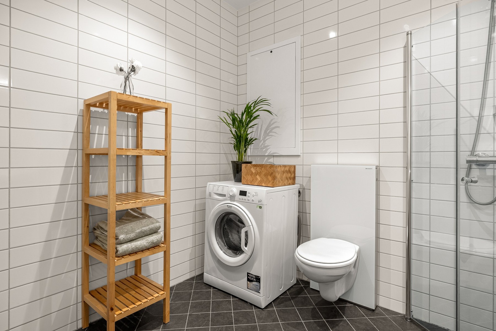 Badet måles til 5,8 kvm. og er helfliset med underliggende varmekabler, og innfelte downlights i himling. Galleribilde