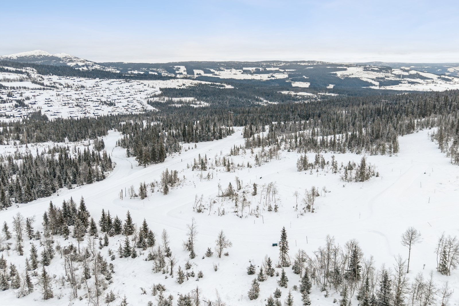 På klare dager kan man fra området nyte utsikten mot fjellmassivene Jotunheimen og Rondane. Galleribilde