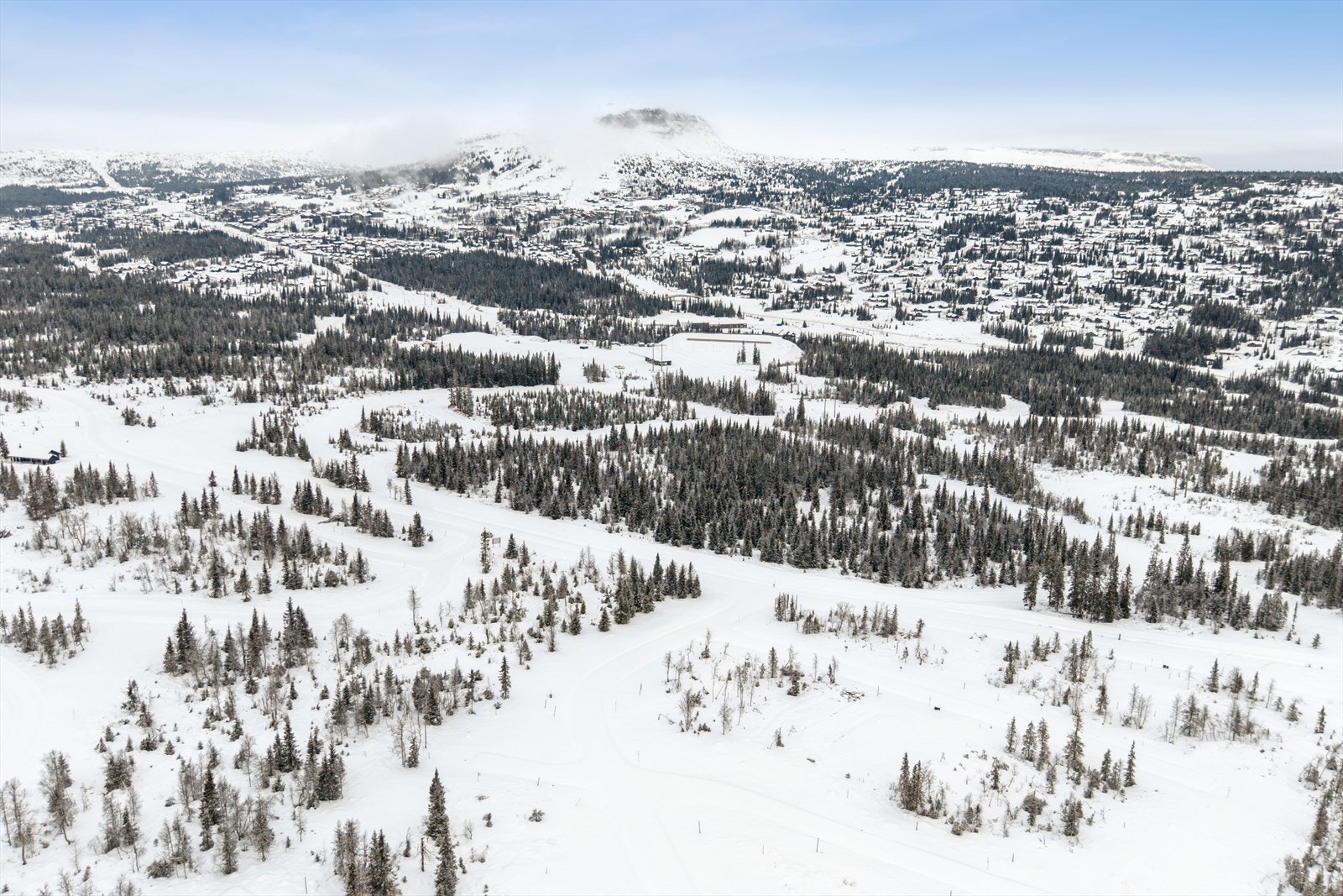 Kort vei til både alpinanlegg og servicefasiliteter. Nærmeste søndagsåpne dagligvarebutikk, Joker Skeikampen, er kun fire minutter unna. Galleribilde