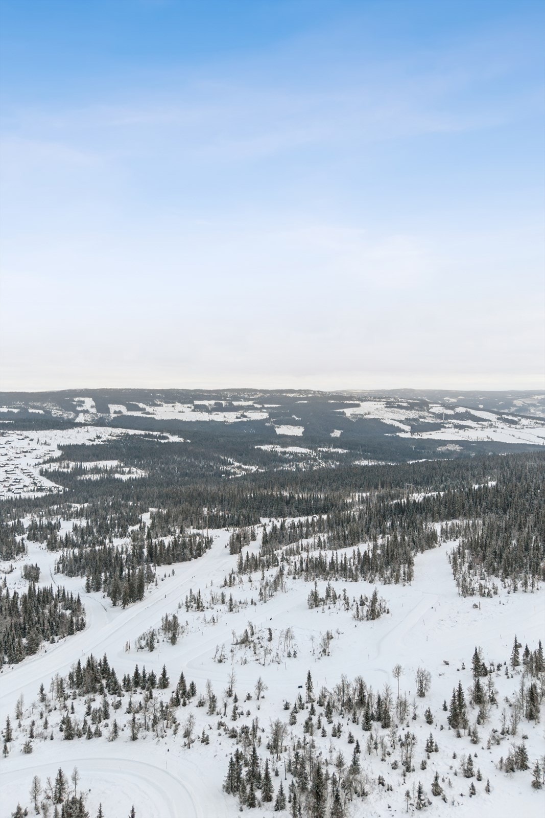 Eiendommen ligger i Gausdal kommune, omgitt av fjellnatur som inviterer til friluftsliv året rundt. Galleribilde
