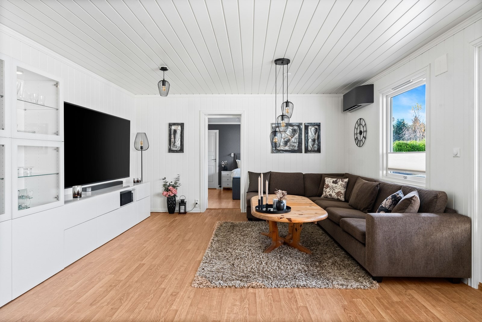 Det er god plass til sofa, tv-møbel og spisegruppe. Galleribilde