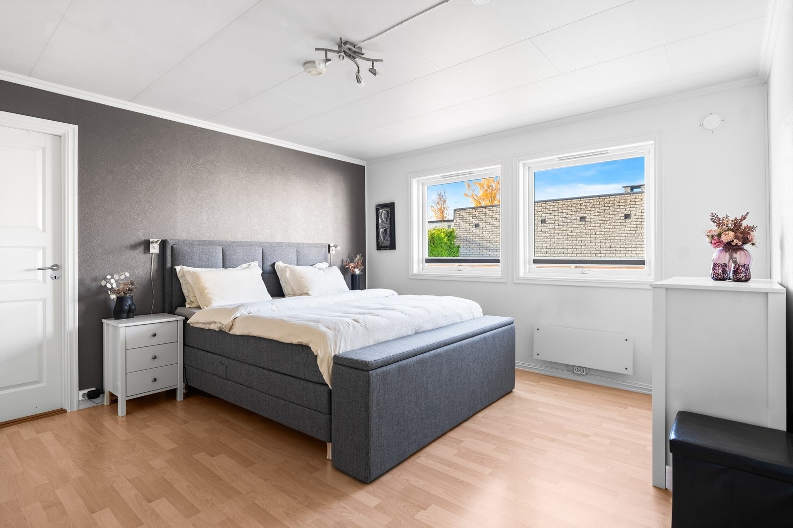 Soverom nr. 2 er også av fin størrelse, og har i tillegg inngang til et omkledningsrom. Galleribilde