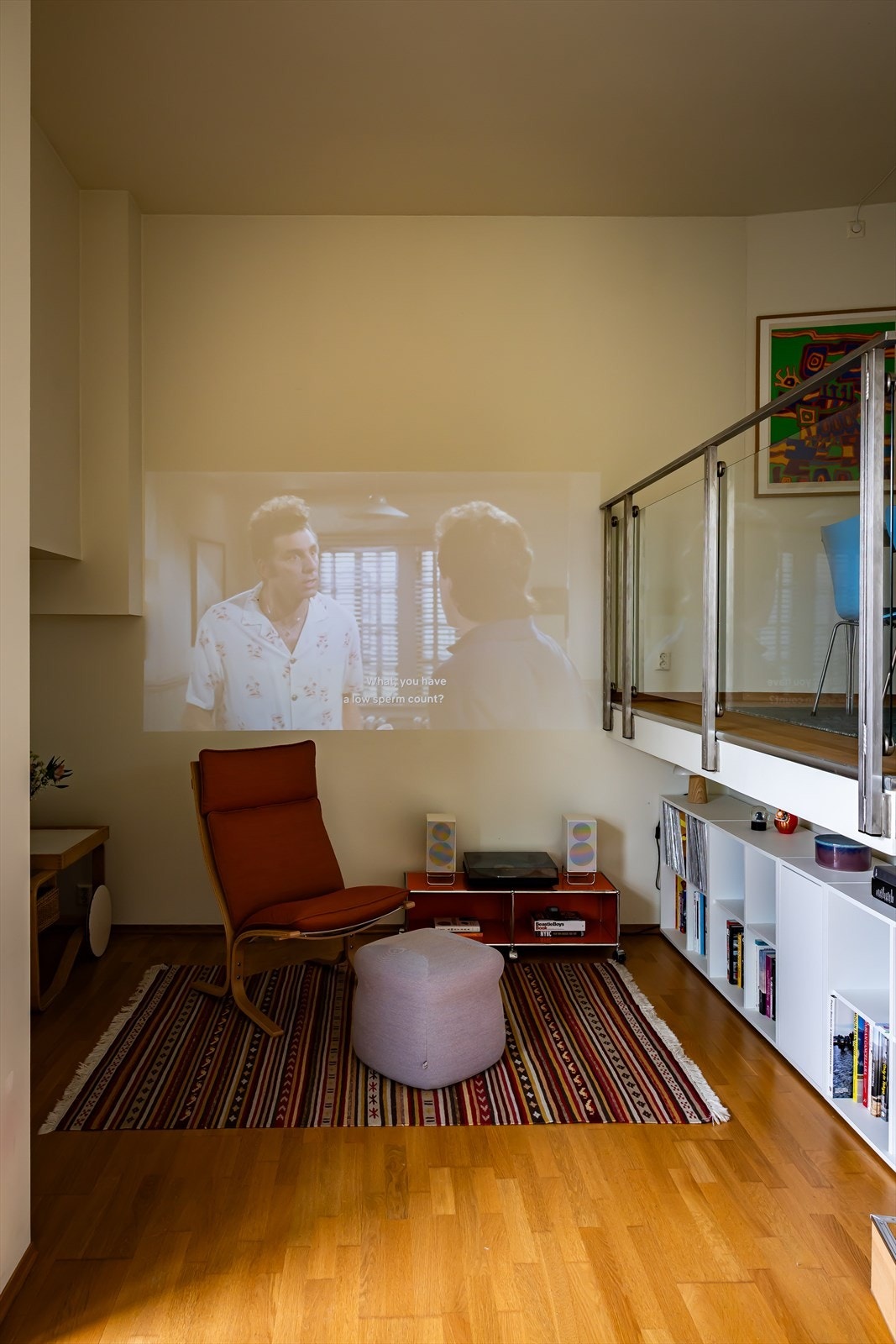 Den høye, slette veggen egner seg utmerket for projektor og hjemmekino. Galleribilde
