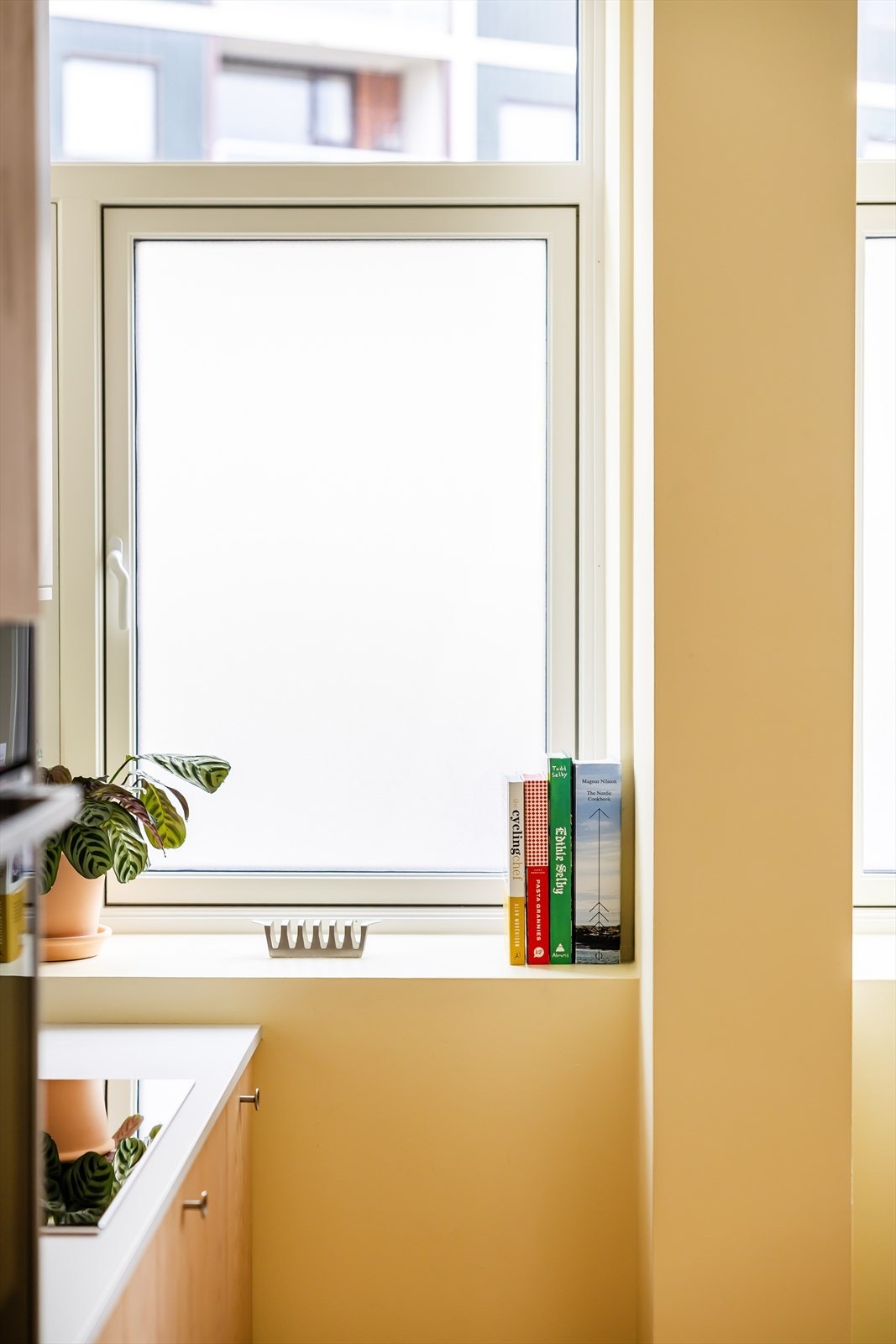 De nye vinduene med isolerglass er produsert i 2025. Galleribilde