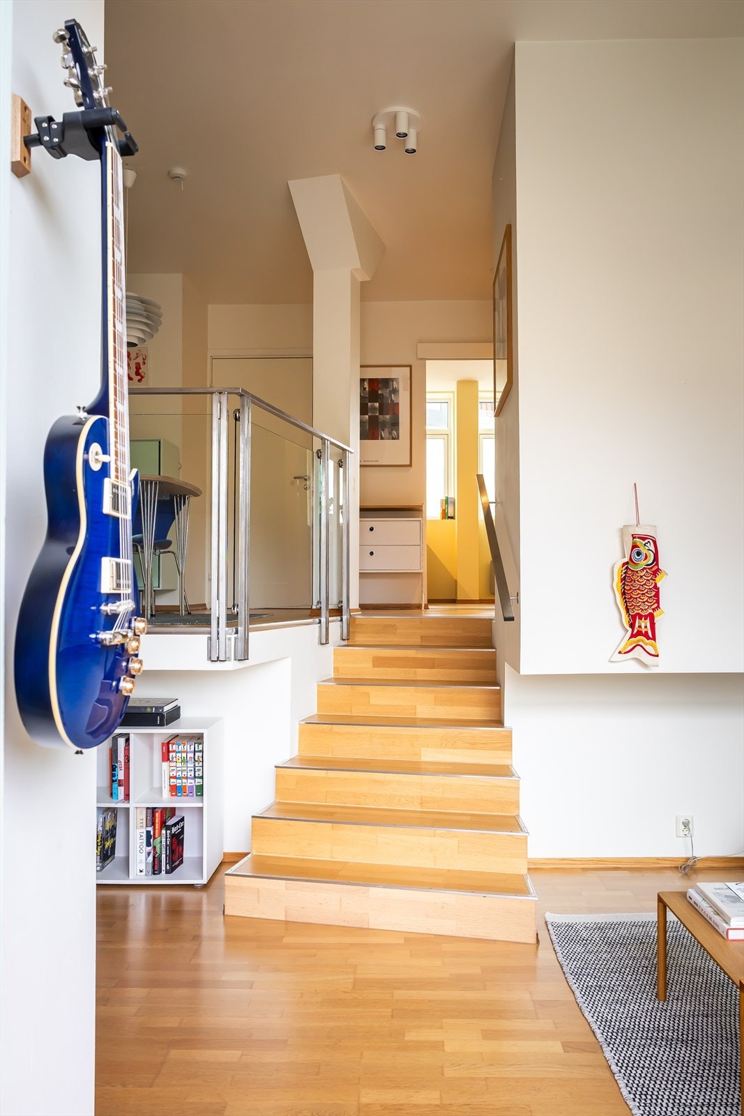 Trappen er utført i tre og binder de ulike sonene sammen. Galleribilde