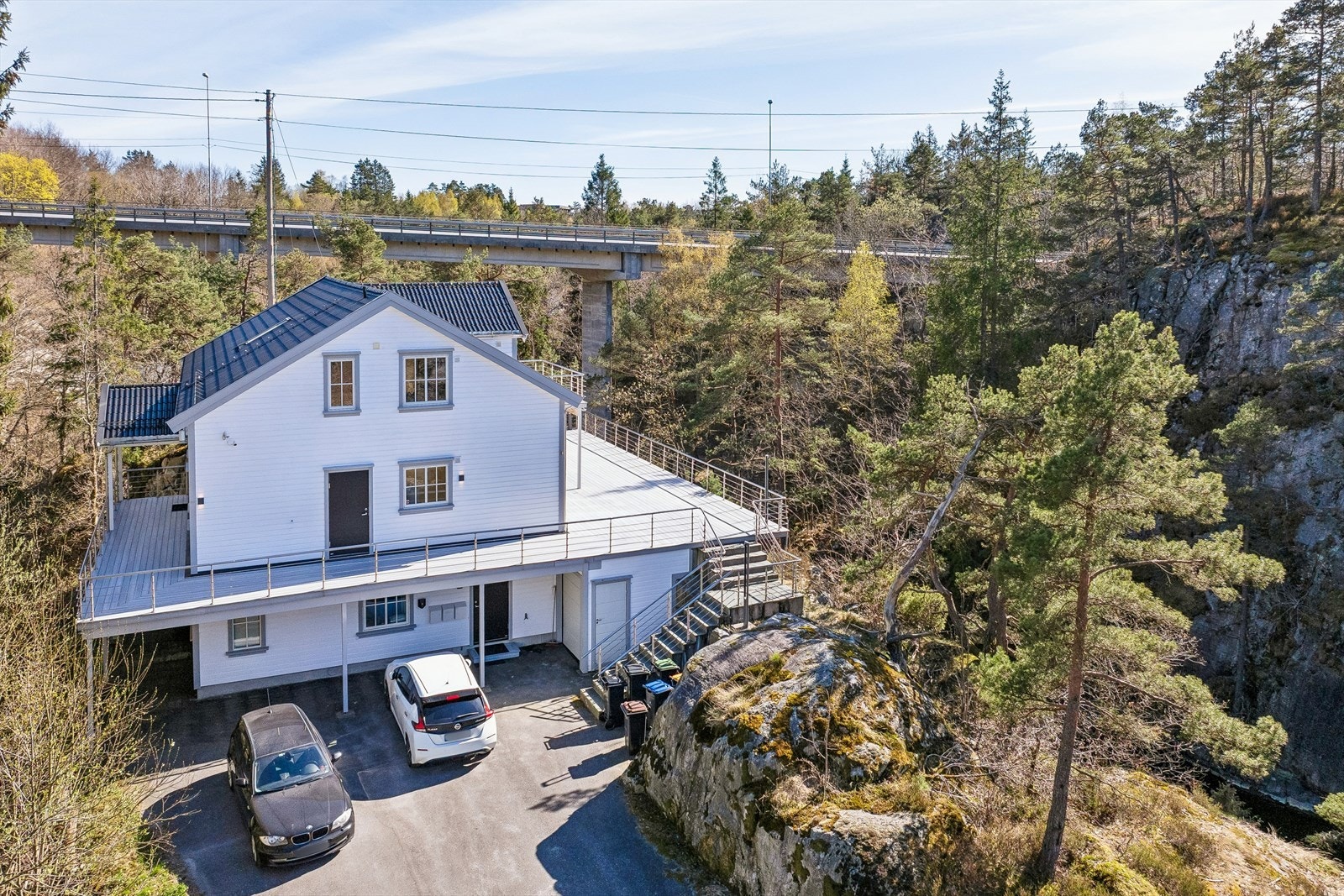 En innholdsrik enebolig fra 2013, arkitektonisk plassert i terrenget m/svært store og solrike uteplasser. Asfaltert gårdsrom m/elbillader. Galleribilde