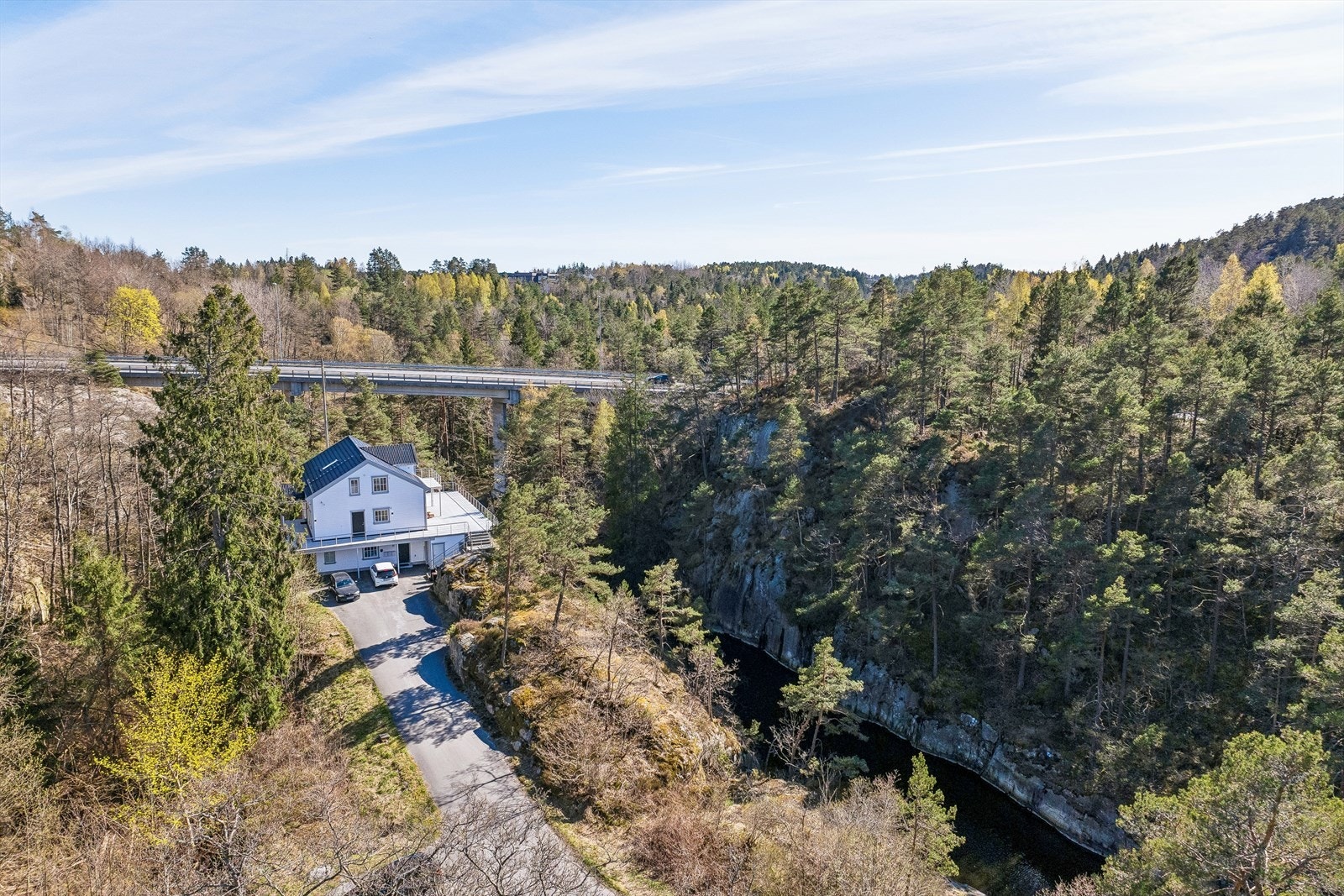 Eiendommen har en tilbaketrukket og landlig beliggenhet på Molland, samtidig som den er praktisk plassert med kort vei til E18. Galleribilde