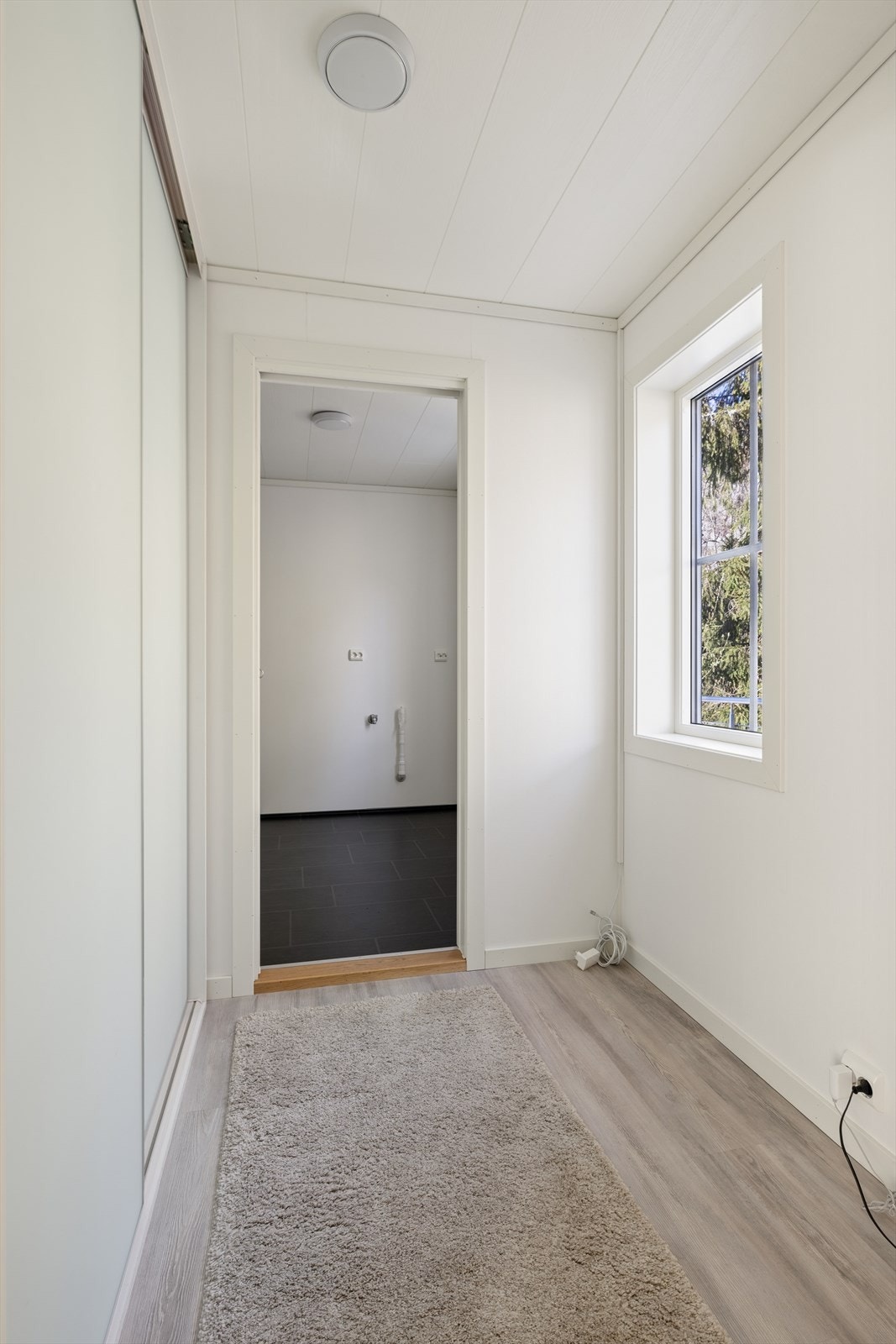 Garderoberom med adkomst både fra gang og fra vaskerommet. Stor skyvedørsgarderobe. Galleribilde