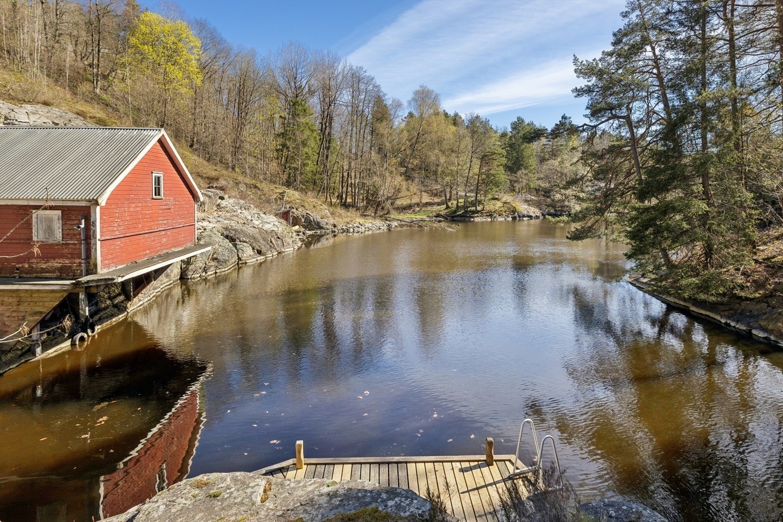 Reddalskanalen strekker seg fra Reddal mot Rore og byr på flotte turmuligheter til fots, med sykkel eller kano/kajakk. Galleribilde