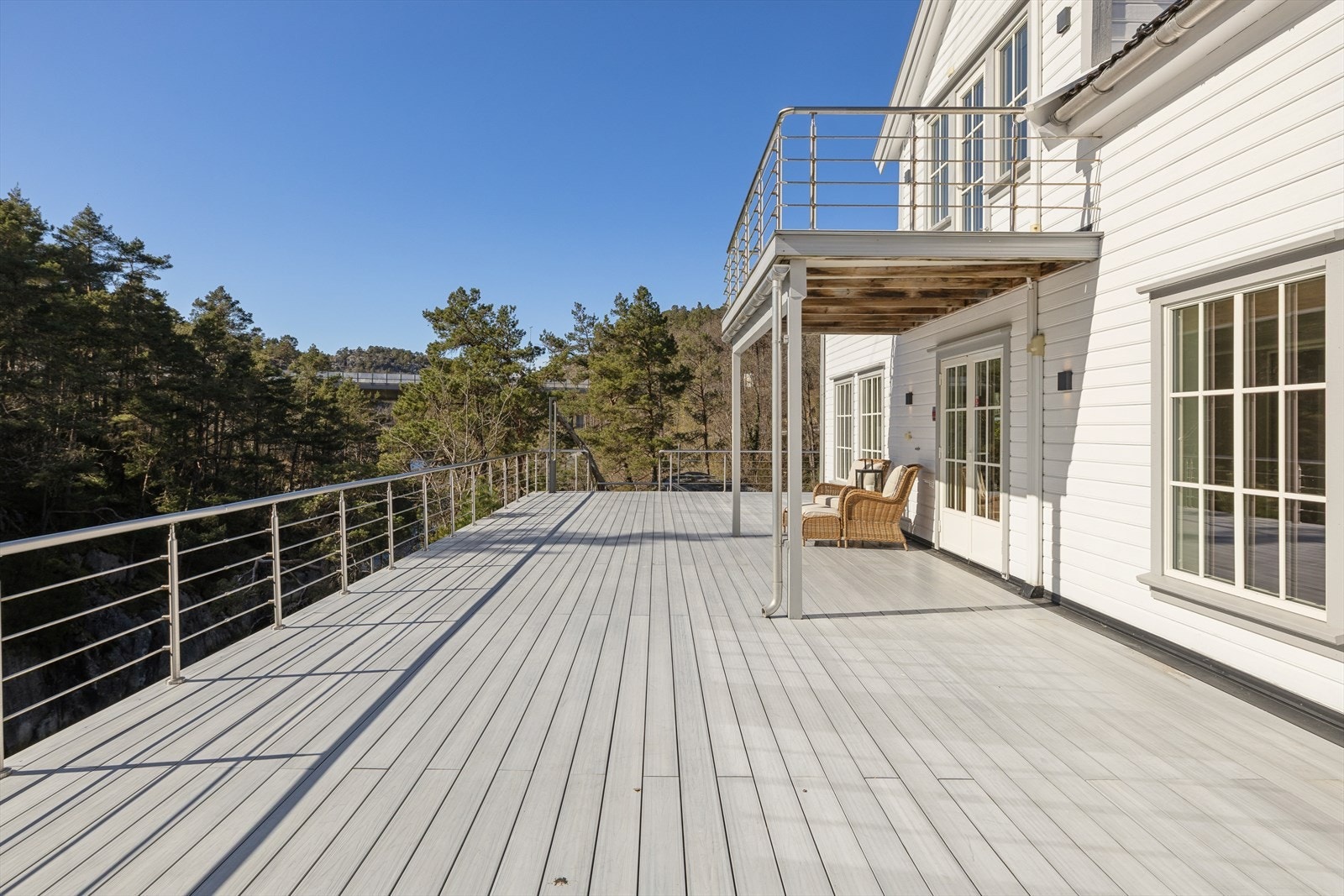 Den enorme terrassen på 136 m² gir unike muligheter for utemøblering og sosiale soner i sommerhalvåret. Galleribilde