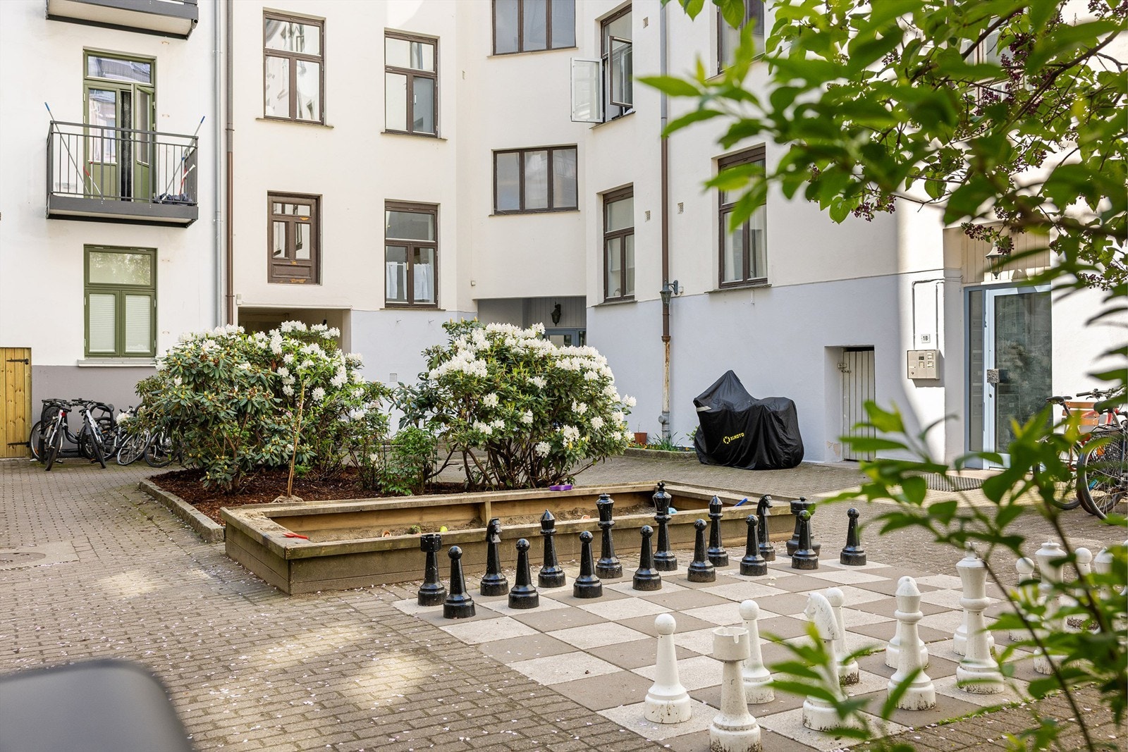 Borettslaget har en hyggelig og skjermet bakgård med sittegrupper og beplantning. Galleribilde