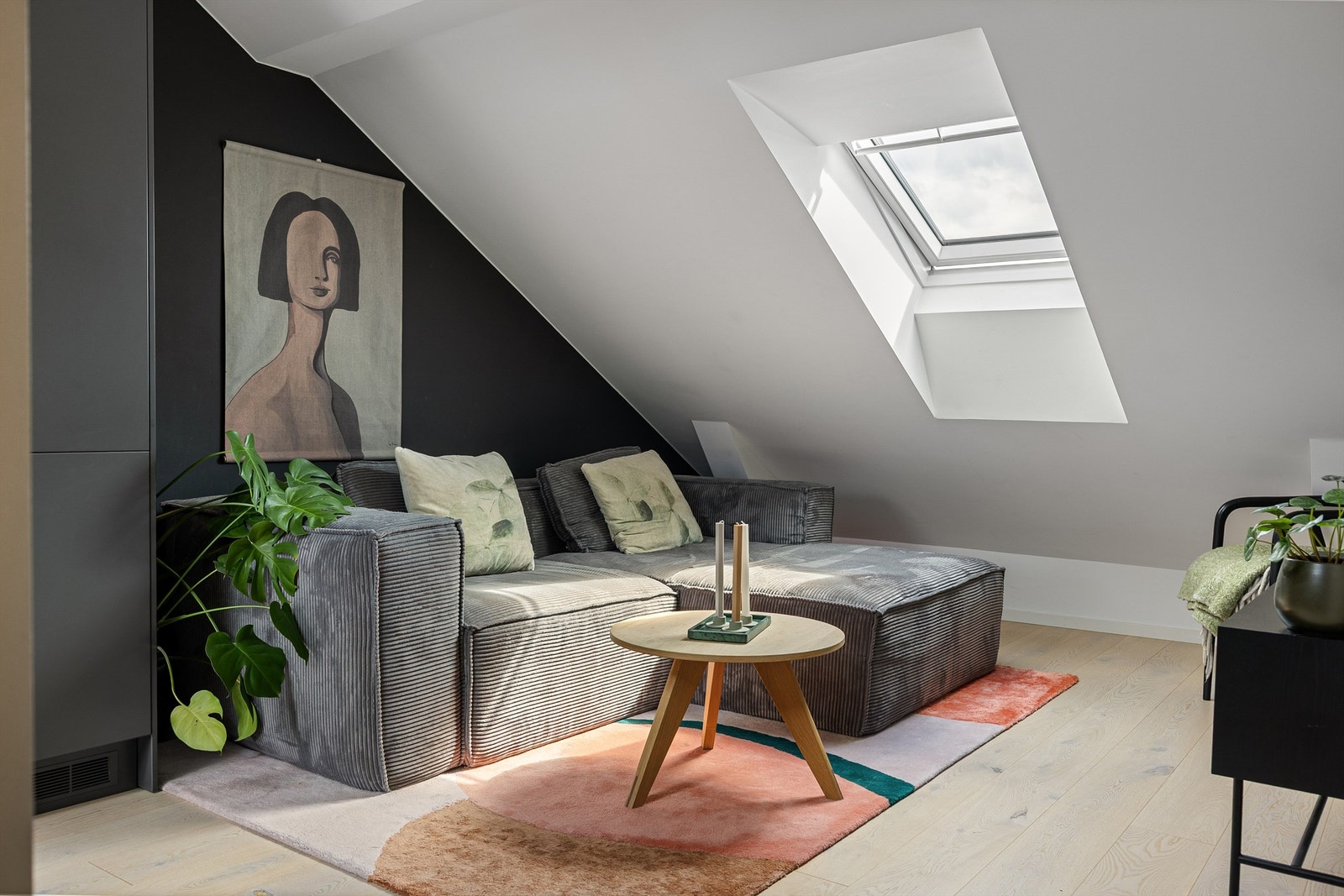 Leiligheten har en generøs takhøyde på opptil 3,22 meter, høy standard og gjennomgående 1-stavs parkett.
Foto: Henrik Eriksen v/Fotostallen Galleribilde