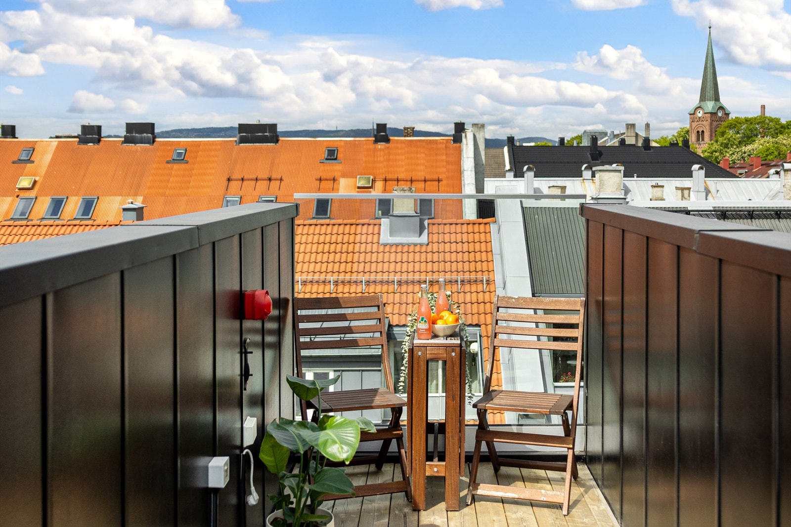 Terrassen har gulv av terrassebord og glassrekkverk. Galleribilde