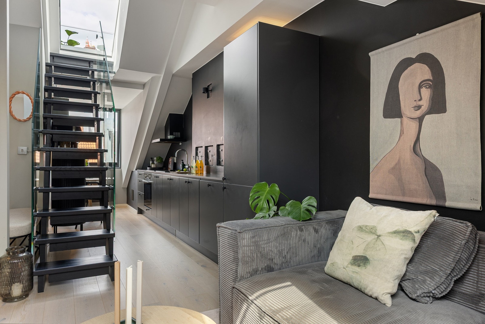 En moderne loftsleilighet fra 2022 med privat, solrik takterrasse og en fantastisk utsikt over byens tak. Foto: Henrik Eriksen v/Fotostallen Galleribilde