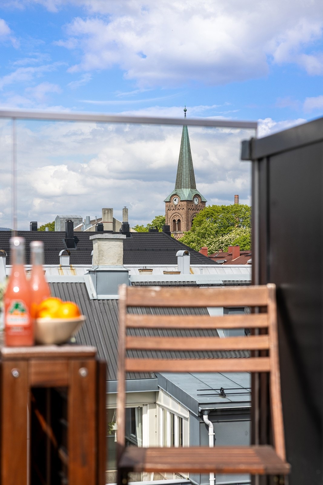 Nyt en 360 graders utsikt over nabolagets tak og Sofienberg kirke. Galleribilde