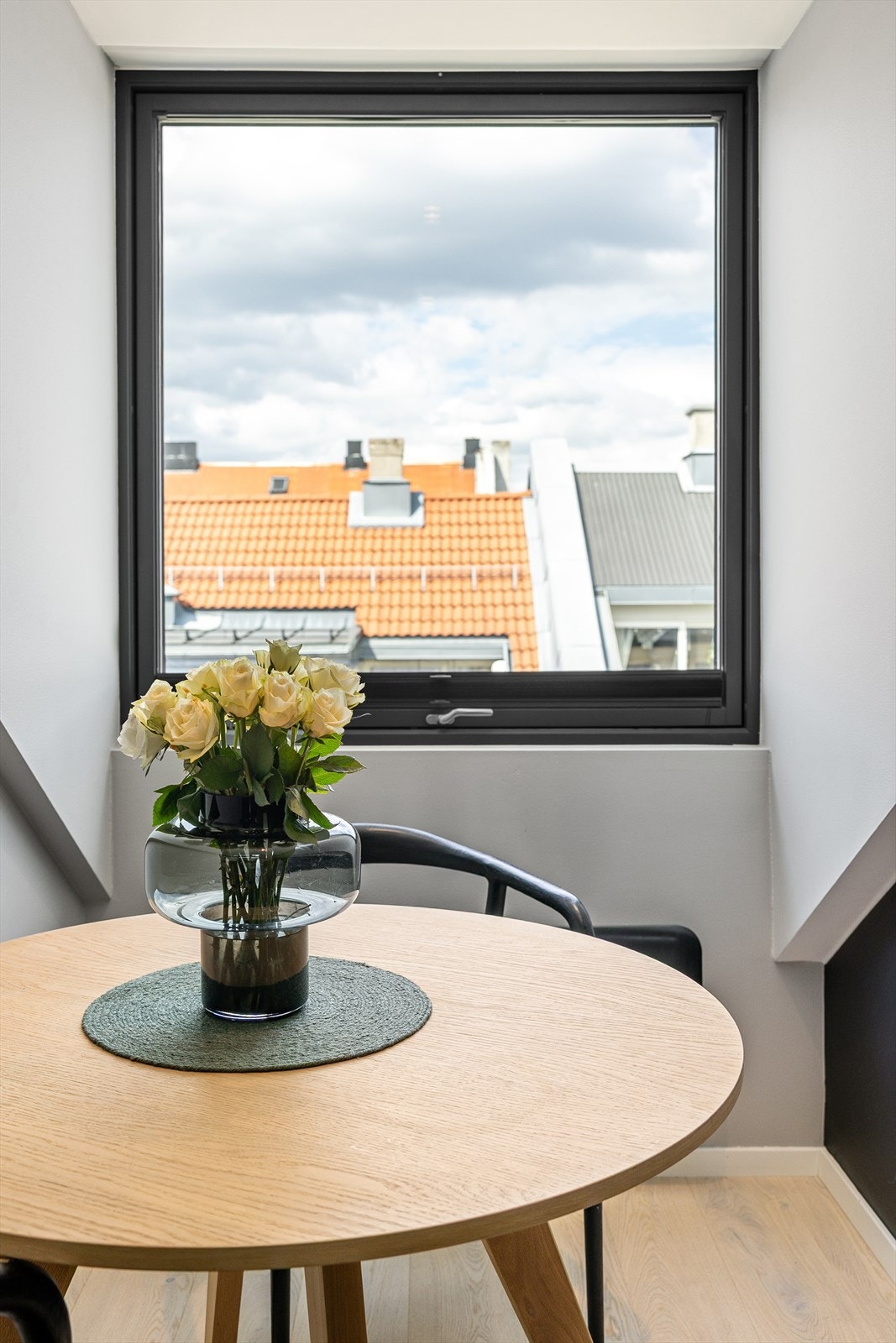 Vinduene har 3-lags pressglass fra 2021, som gir god isolasjon. Galleribilde
