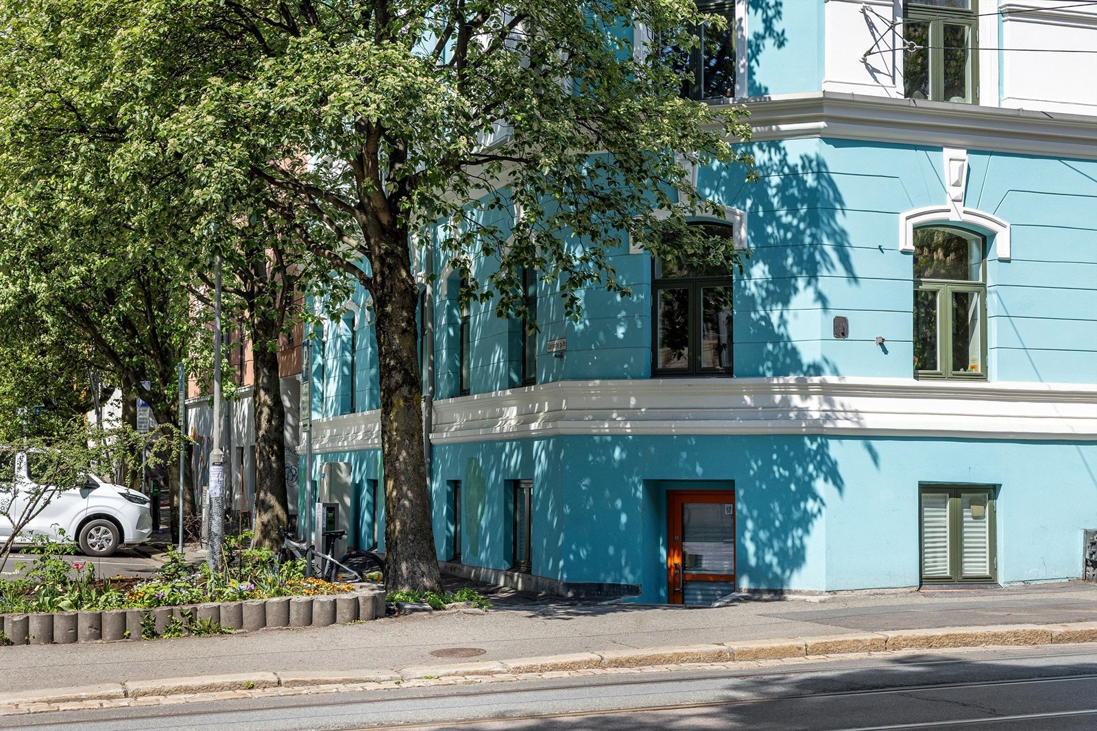 Leiligheten ligger sentralt til på Sofienberg, med Grünerløkkas pulserende byliv rett rundt hjørnet. Galleribilde
