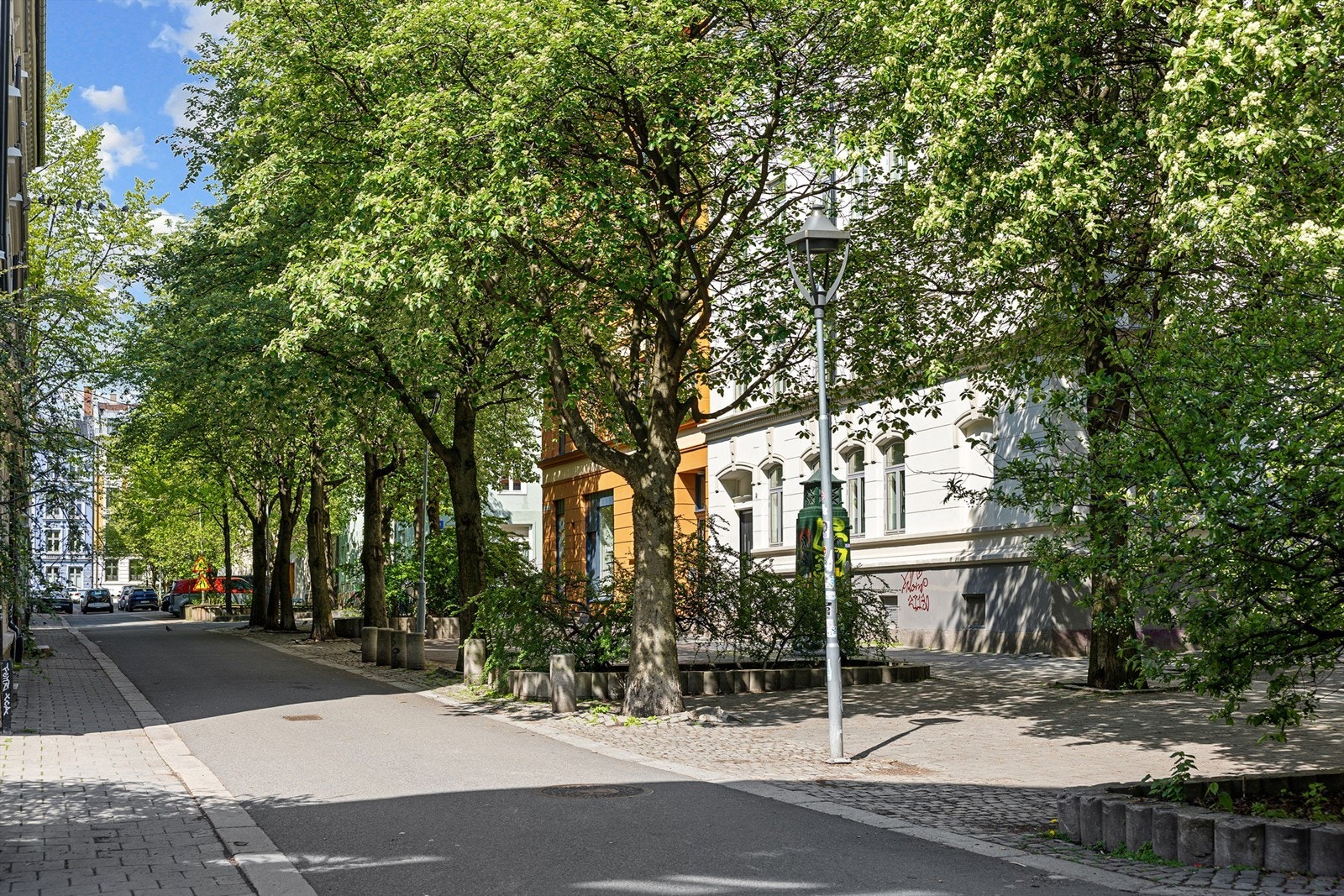 Området har et svært godt kollektivtilbud, med trikk- og busstopp ved Lakkegata skole kun ett minutt unna. Galleribilde
