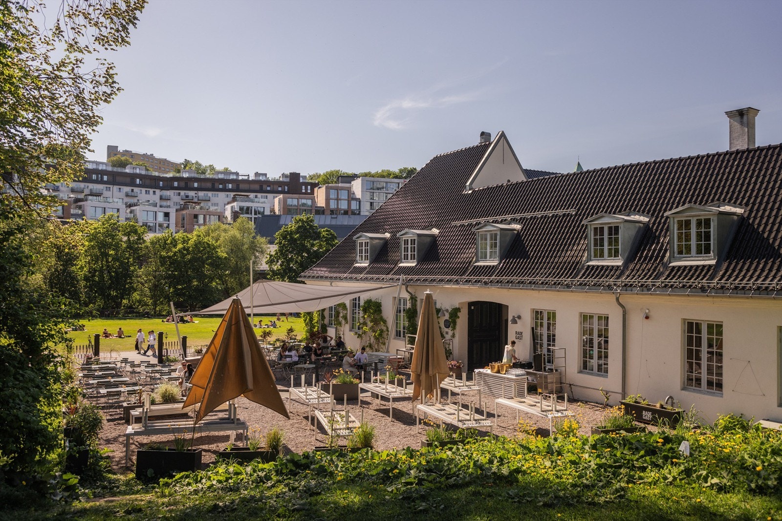 På Nedre Foss gård finner du sesongbasert mat på et lekkert spisested i en restaurert gårdsbygning fra 1800-tallet. Galleribilde