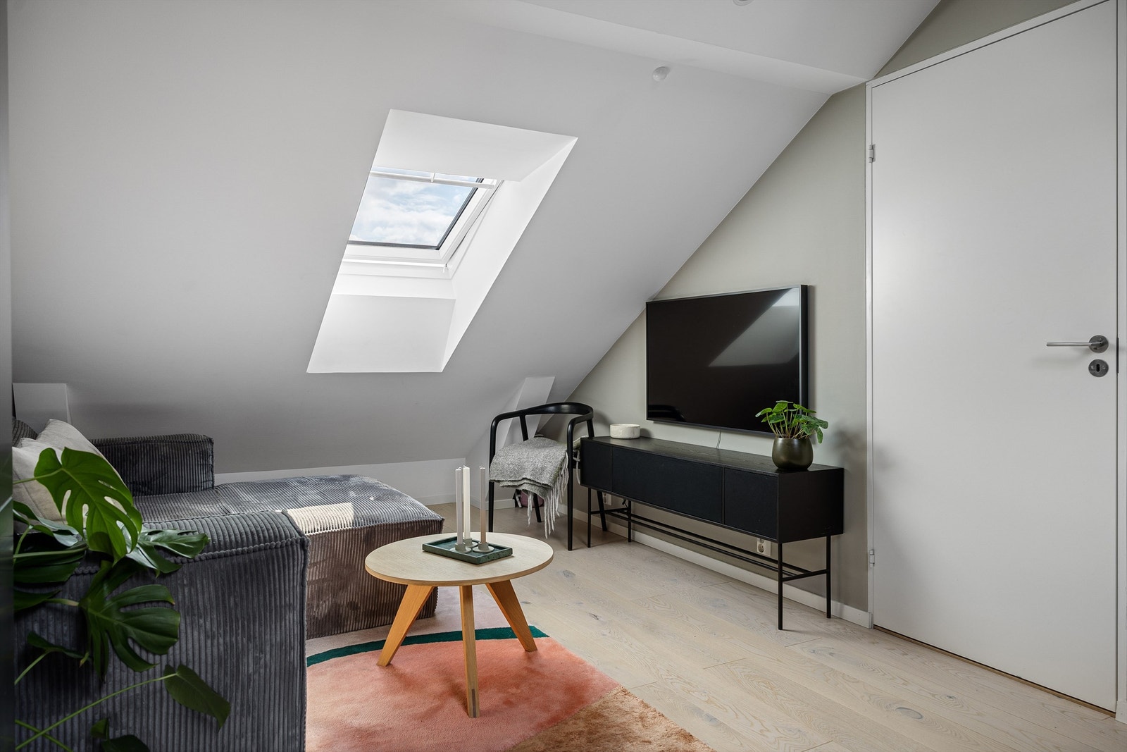 Velux takvinduer og lyse overflater bidrar til en luftig atmosfære. Galleribilde