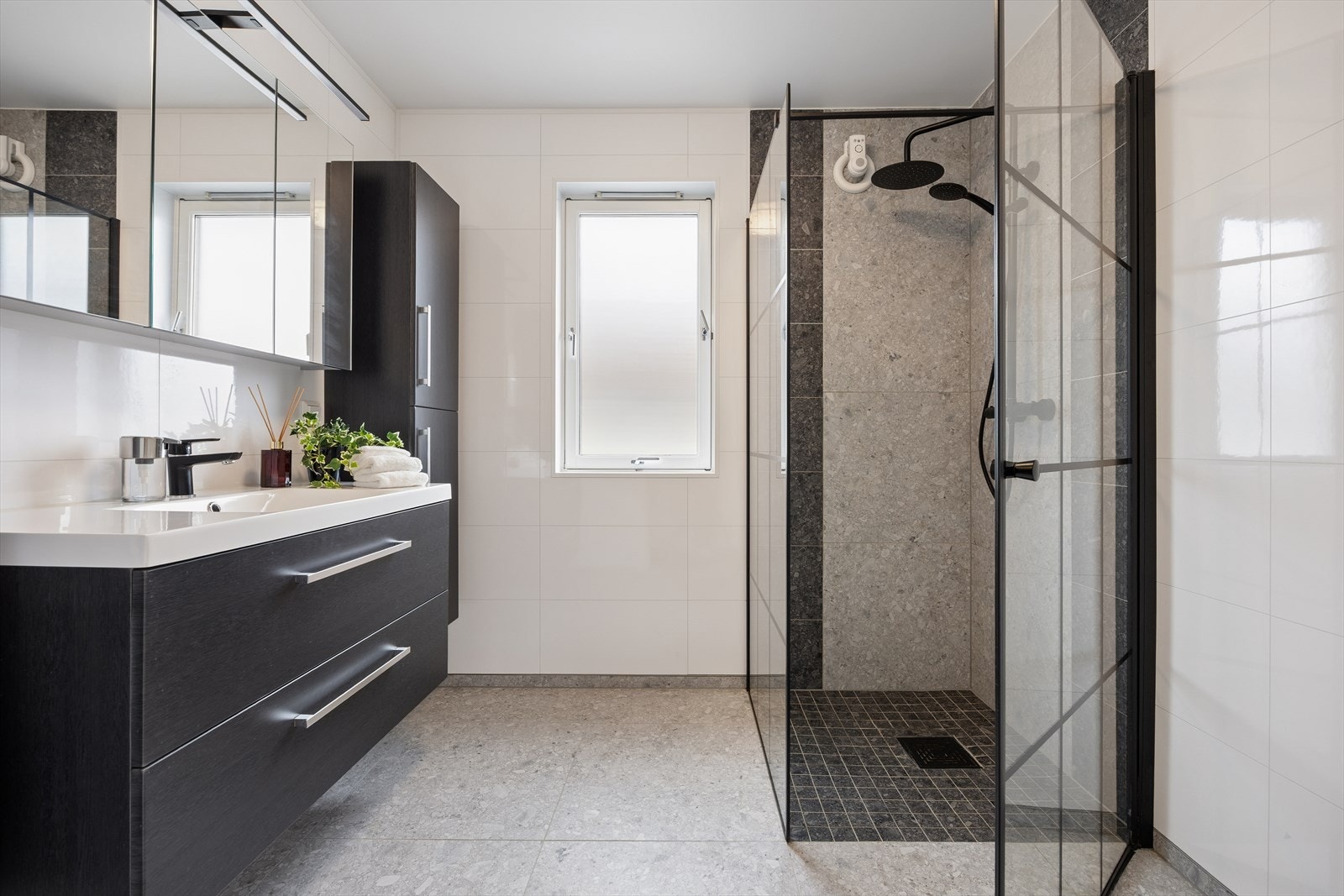 Badet er lekkert oppgradert i 2019, med moderne fliser, stilrene detaljer, dusjsone og innredning med god oppbevaringsplass. Galleribilde