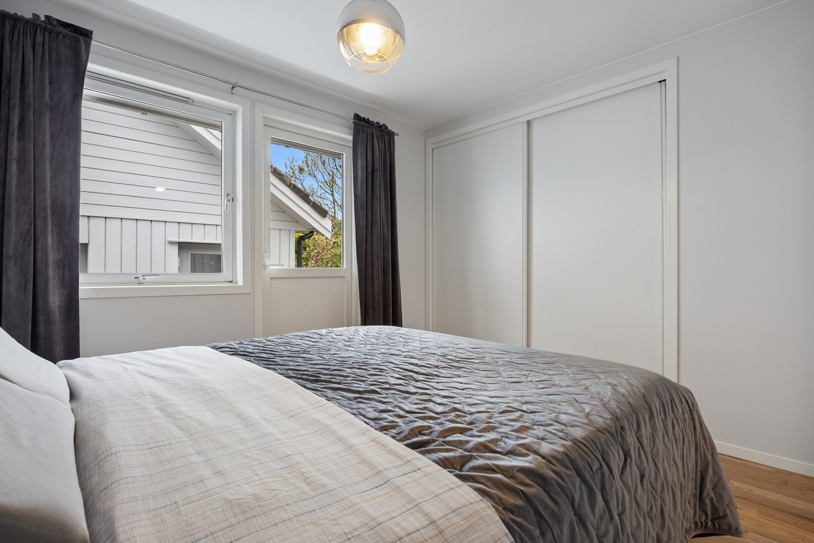 Hovedsoverommet har en romslig skyvedørsgarderobe for effektiv oppbevaring. Videre utgang til en privat balkong fra rommet. Galleribilde