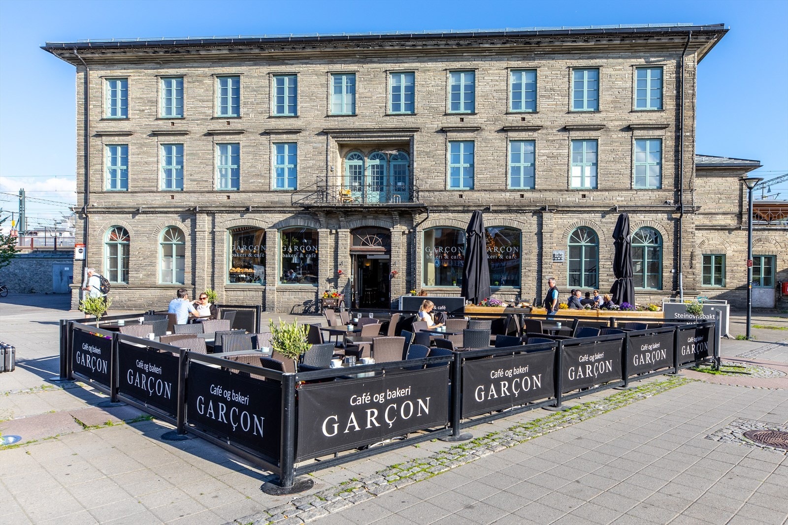 Garçon med ferske brød og bakevarer, nydelig kaffe samt steinovnsbakt pizza. Galleribilde
