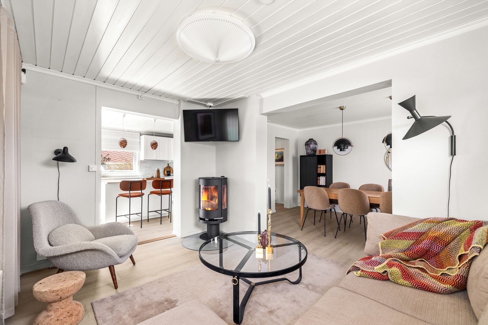 Stuene har lysinnslipp fra tre himmelretninger, men samtidig lune og koselige med god plass til familien. Galleribilde