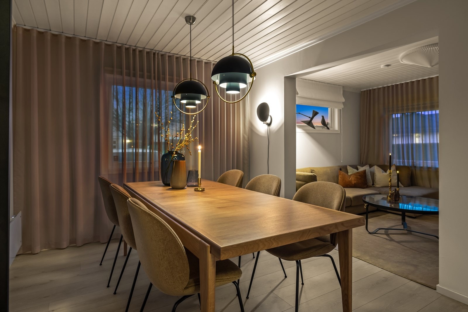 Huset har en todelt stueløsning med naturlig plassering av spisebord og sofagruppe. Galleribilde