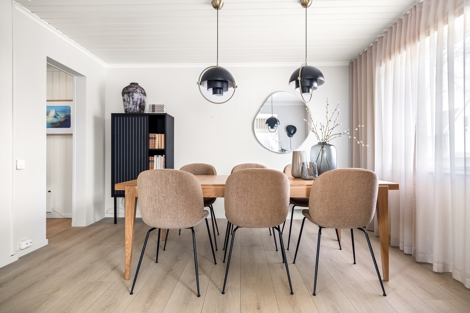 Gulvet er dekket av enstavs laminatgulv og veggene er malt i duse og nøytrale farger, noe som gjør det enkelt å sette sitt personlige preg. Galleribilde
