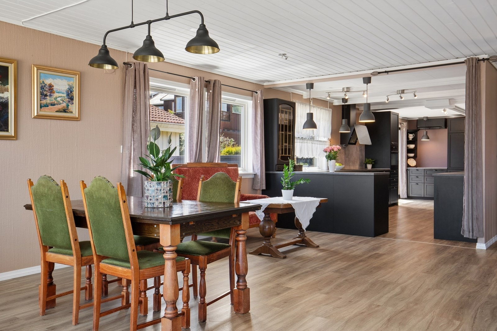 Hyggelig spiseplass til å samle familie og venner for hyggelige måltider. Galleribilde