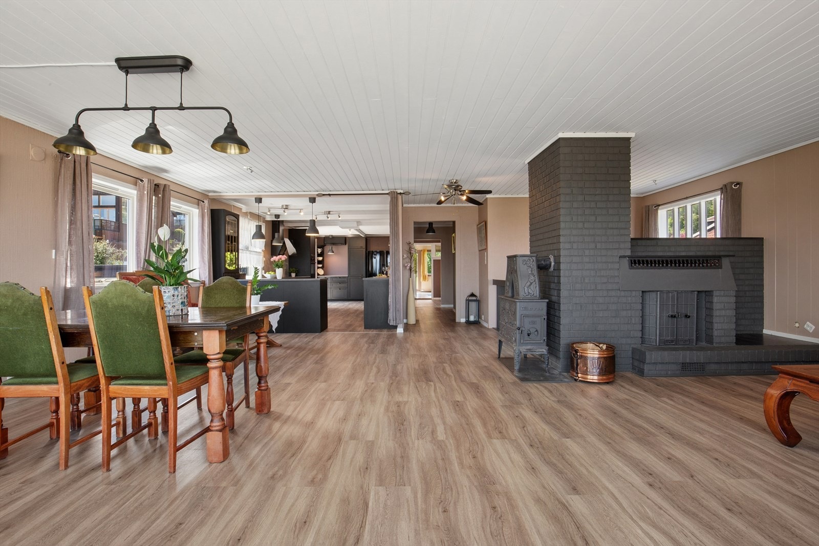 Spisestuen er en integrert del av den åpne løsningen, med god plass til langbord. Galleribilde