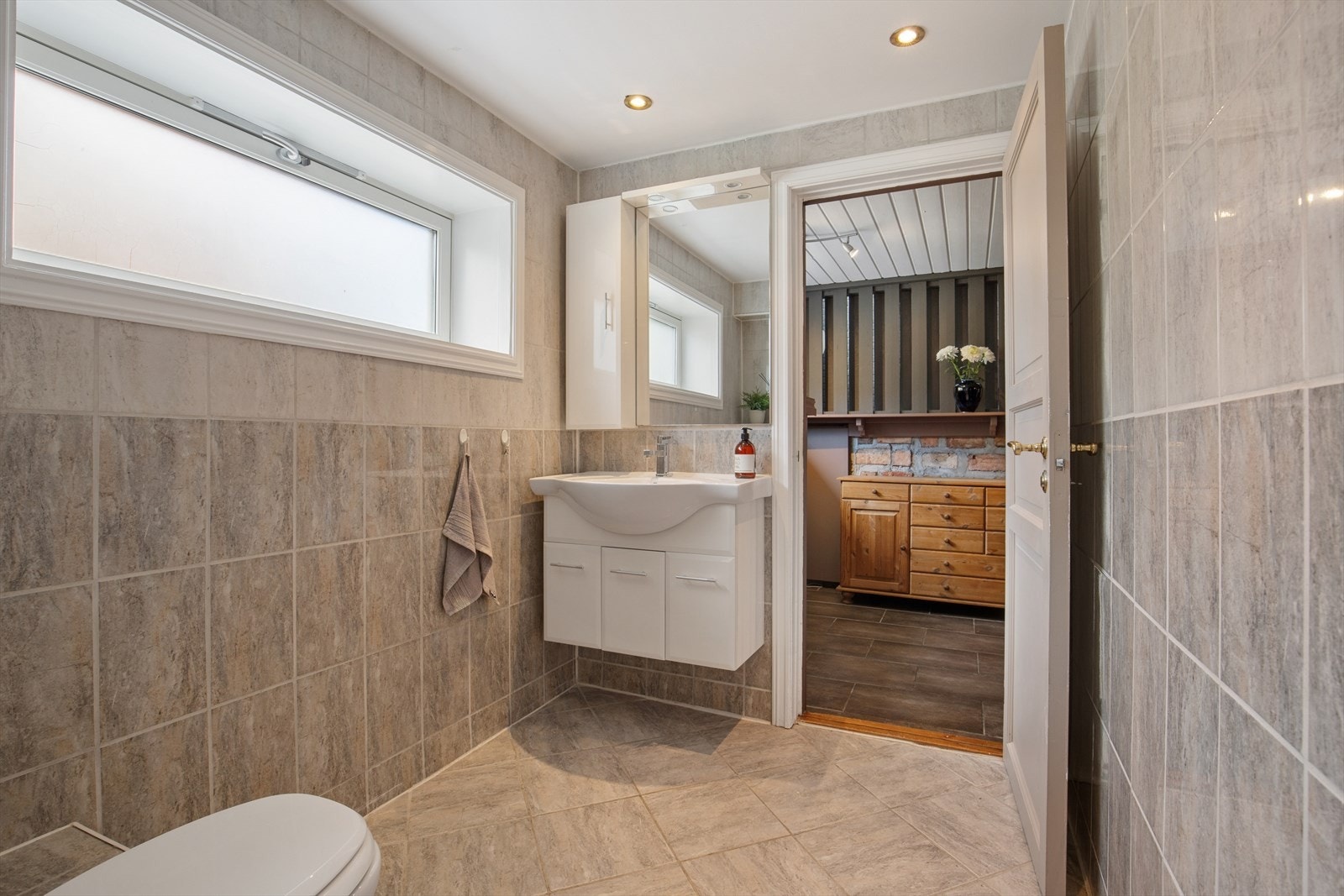 Badet i sokkeletasjen er flislagt og har elektriske varmekabler i gulvet. (Se pkt. ferdigattest). Galleribilde