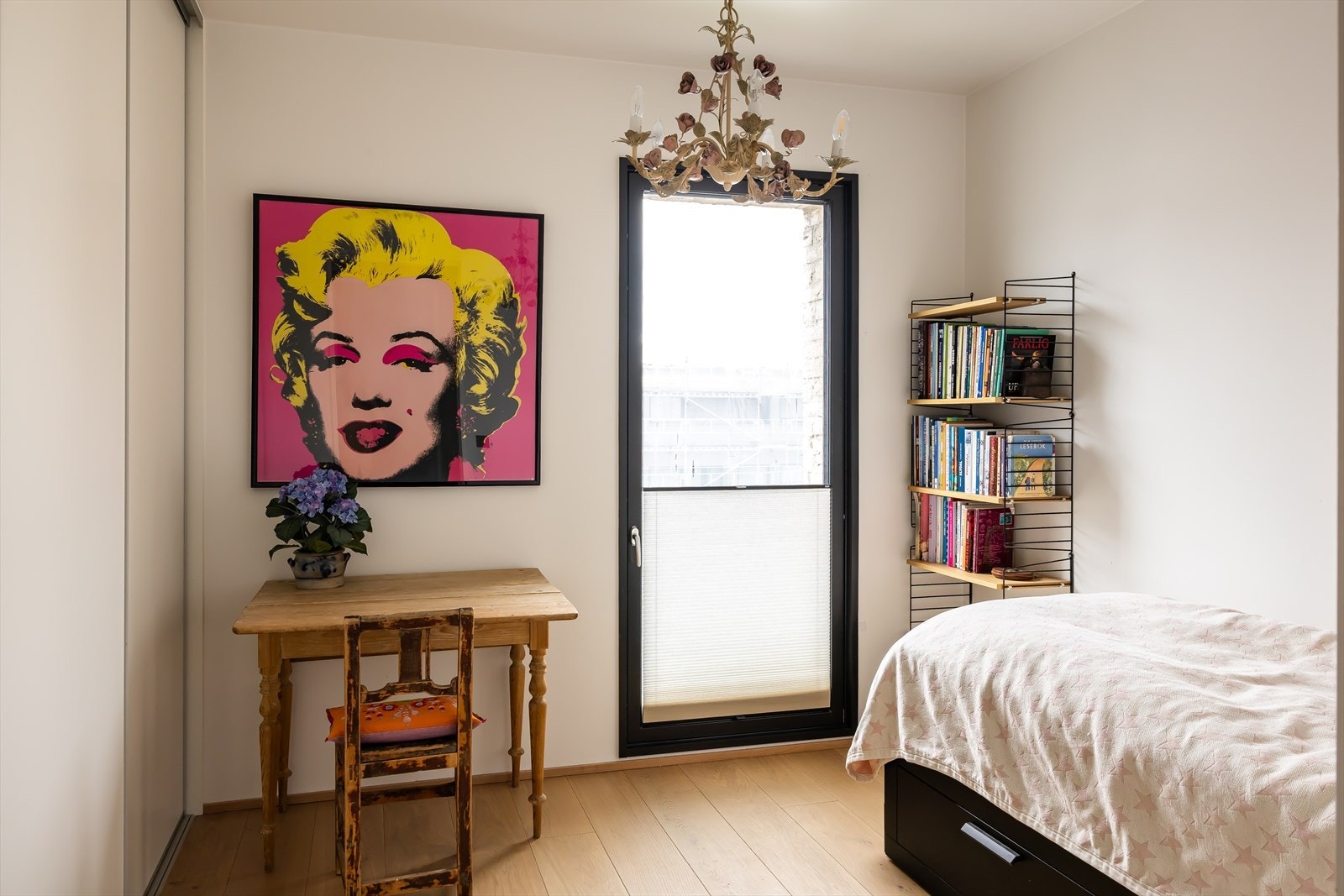 Leiligheten har to soverom av god størrelse - Soverom nr. 2 har en praktisk, dyp skyvedørsgarderobe og fransk balkong Galleribilde
