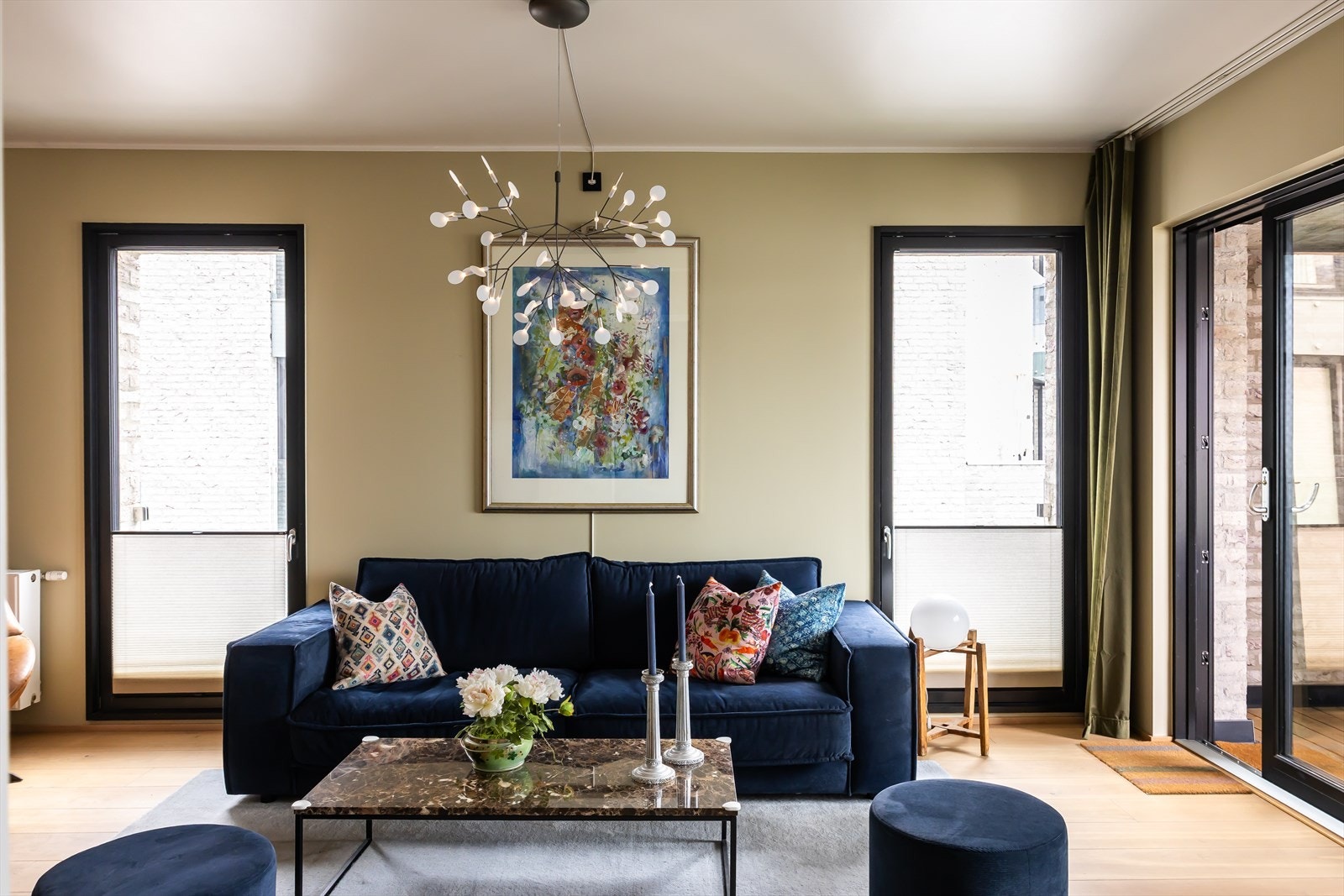I stuen er det plass til sofa med tilhørende medie- og oppbevaringsmøblement. Her er det også utgang til balkongen Galleribilde