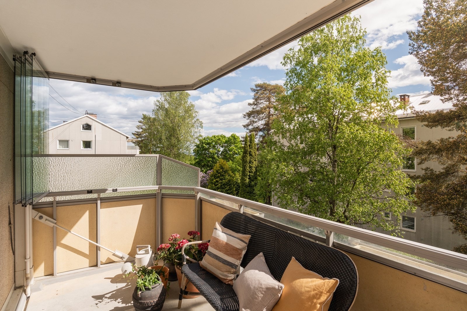 Glasspanelene kan enkelt skyves til side for å åpne opp på varme dager. Galleribilde