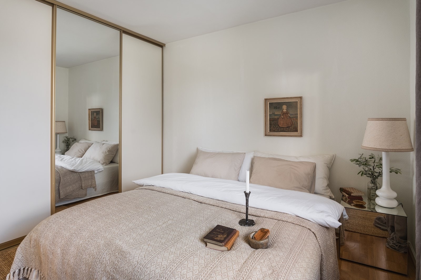 En romslig skyvedørsgarderobe med speilfronter gir rikelig med oppbevaringsplass. Galleribilde