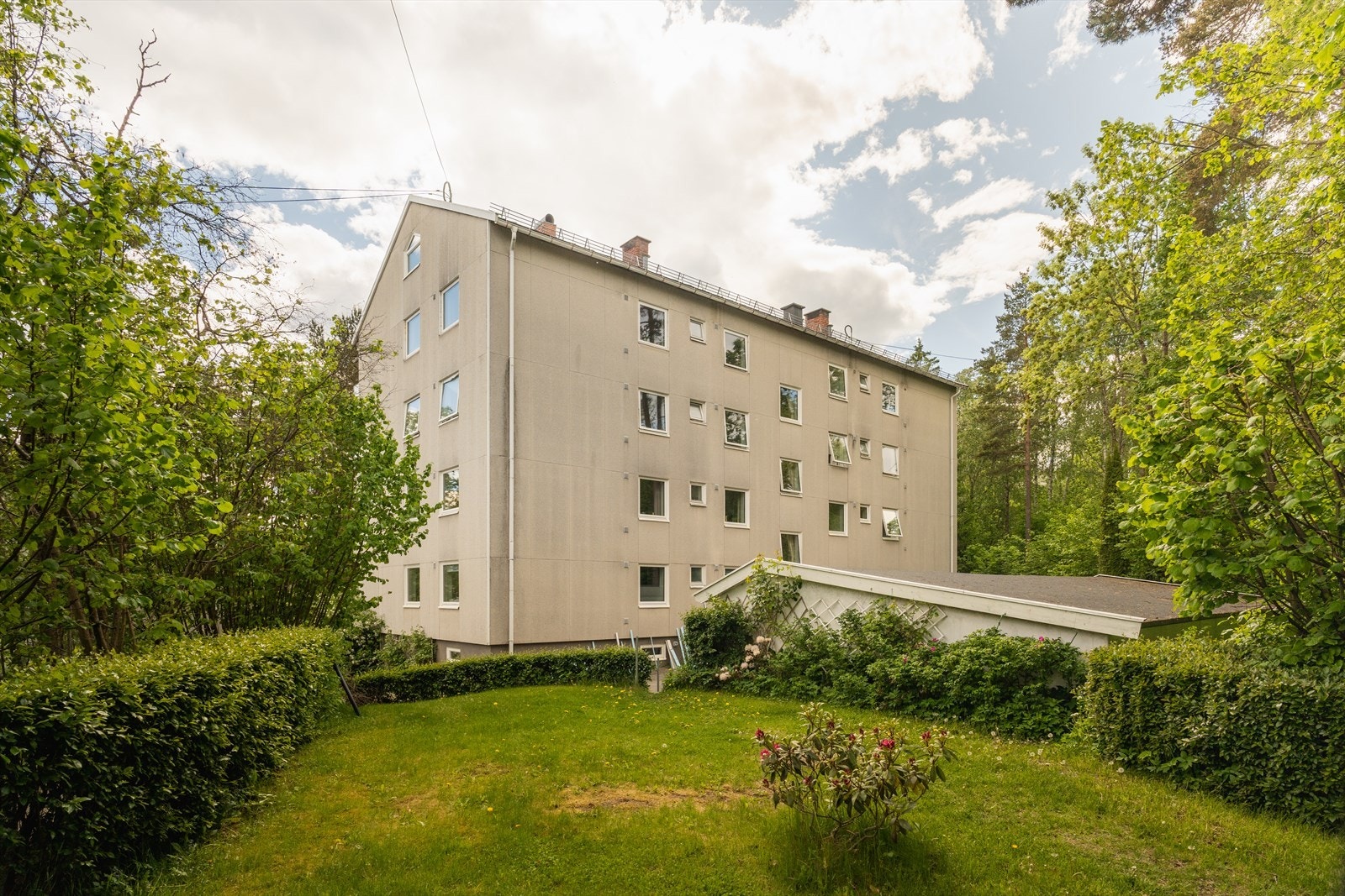 Eiendommen ligger sentralt på Østerås, i et veletablert og attraktivt boligområde. Galleribilde