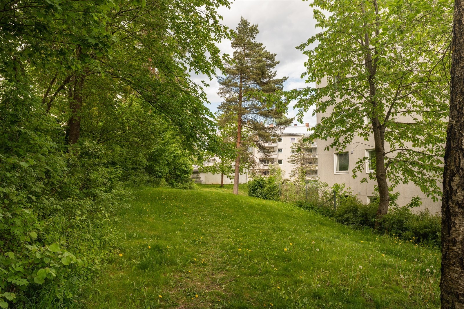 Kort gangavstand til Østerås senter med et variert utvalg av butikker og servicetilbud. Galleribilde