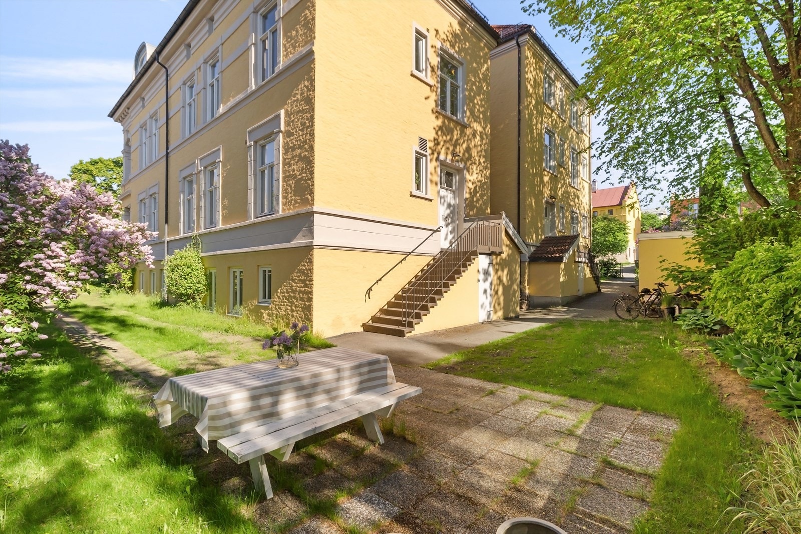 Her er det flere sittegrupper og sykkelparkering. Galleribilde